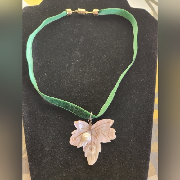 Mother of Pearl Leaf Pendant Velvet Choker - Picture 4 of 8